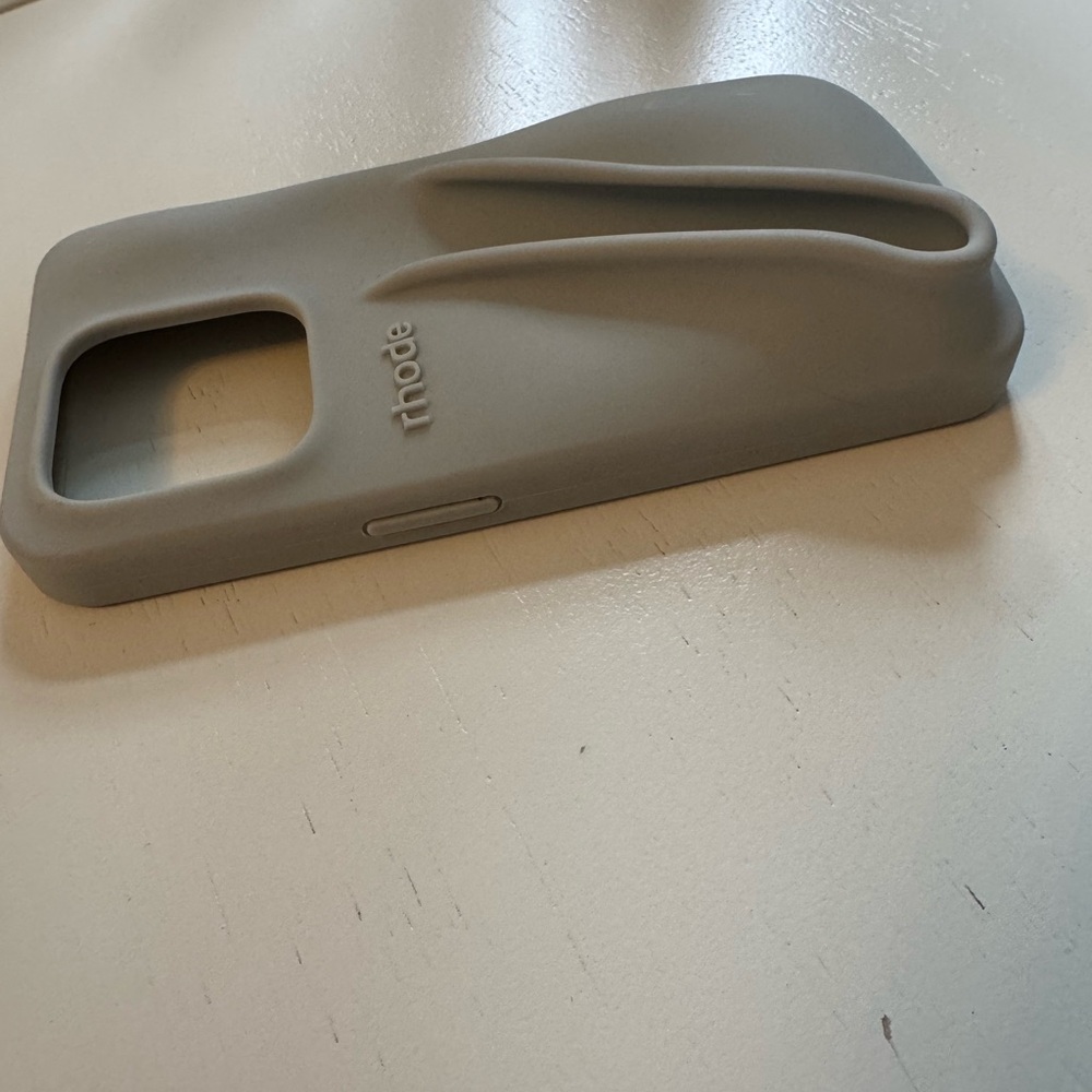 Rhode iPhone 15 Pro Case - Picture 4 of 5